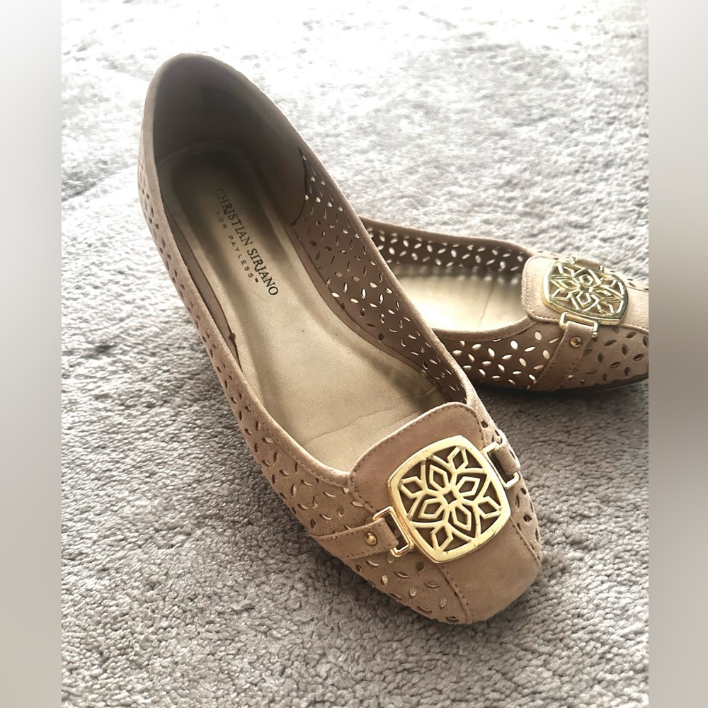 Christian Siriano Tan Flats with Gold Buckles Women’s 8
